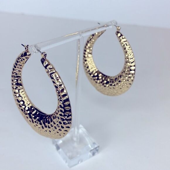 NEW…Gold oval hoops OS (one size) from Forever21 - Picture 1 of 3